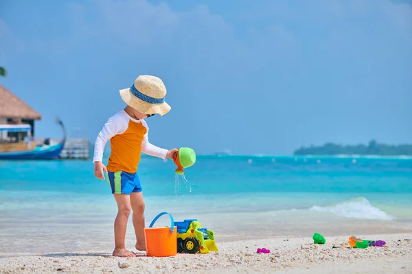 Three year old toddler playing on beach — Stock Photo, Image