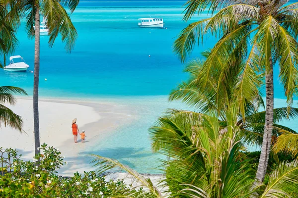 Peuter jongen op strand met moeder — Stockfoto