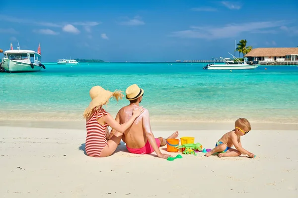 Familj med treårig pojke på stranden — Stockfoto