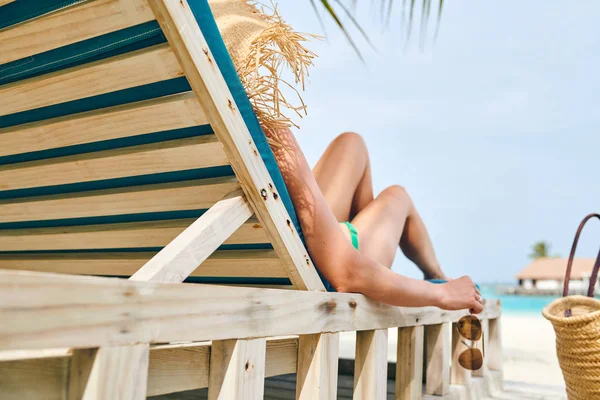 Mulher na praia em espreguiçadeiras de madeira — Fotografia de Stock