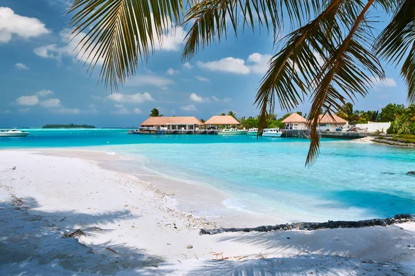Resort sulla spiaggia tropicale — Foto Stock