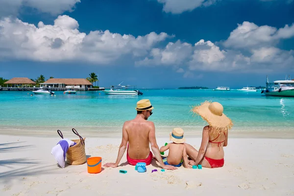 Família com menino de três anos na praia — Fotografia de Stock
