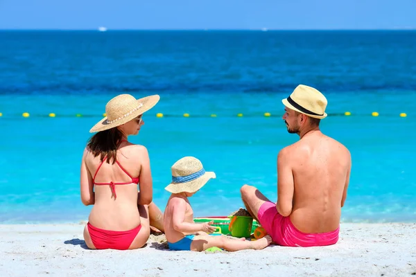 Família na praia. Criança brincando com mãe e pai . — Fotografia de Stock