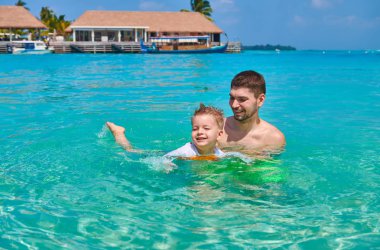 Yürümeye başlayan çocuk babası ile yüzmeyi öğrenir