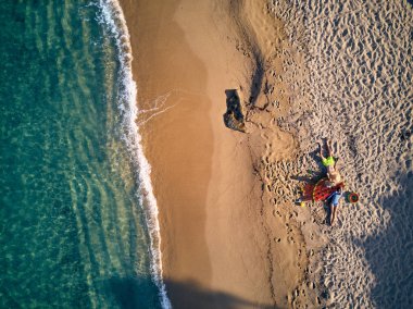 Aile üstten görünüm atış ile güzel bir plaj