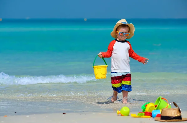 Dois anos de idade criança brincando na praia — Fotografia de Stock