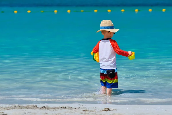Bambino di due anni che gioca sulla spiaggia — Foto Stock