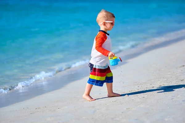 Bambino di due anni che gioca sulla spiaggia — Foto Stock