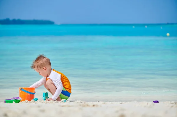 Three year old toddler playing on beach — Stock Photo, Image
