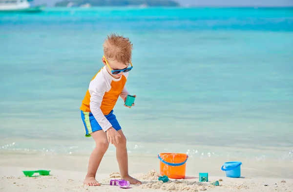 Three year old toddler playing on beach — Stock Photo, Image