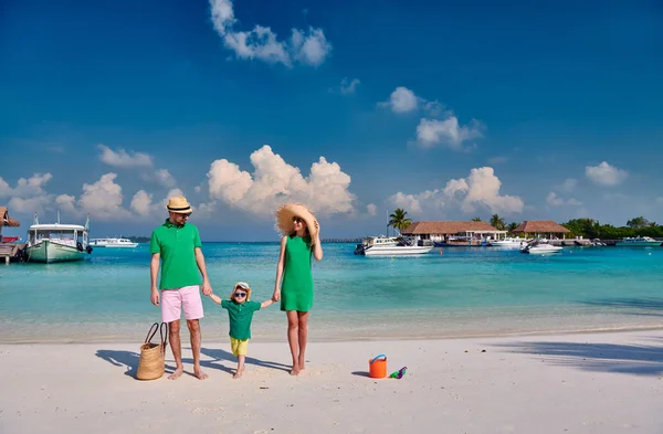 有3岁男孩在海滩上的家庭 — 图库照片