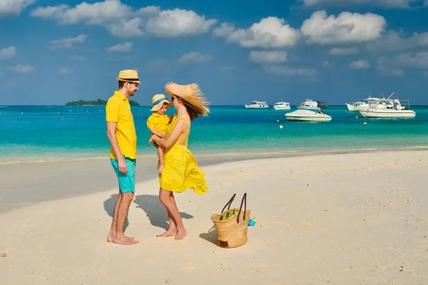 Famiglia con bambino di tre anni sulla spiaggia — Foto Stock