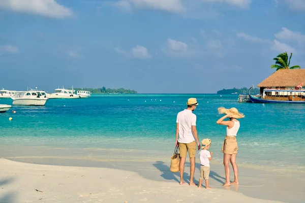 Familia con niño de tres años en la playa —  Fotos de Stock