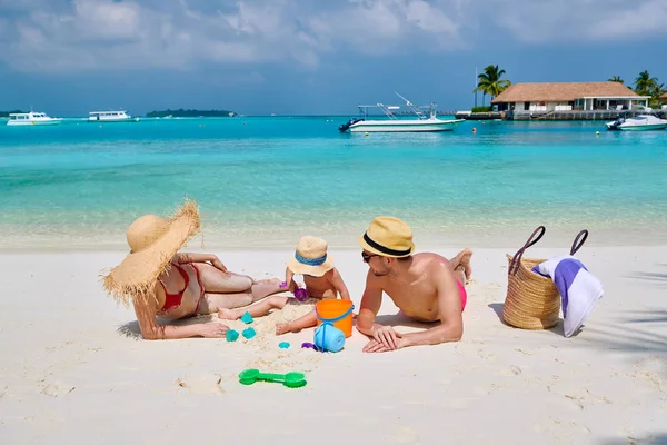 Gezin met drie jaar oude jongen op het strand — Stockfoto