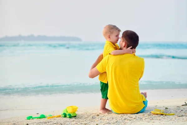 Niño en la playa con padre — Foto de Stock