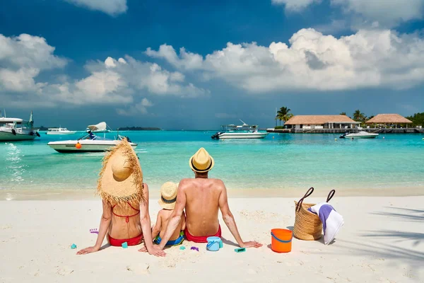 Familj med treårig pojke på stranden — Stockfoto