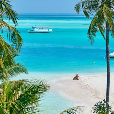 Yürümeye başlayan çocuk annesi ile sahilde