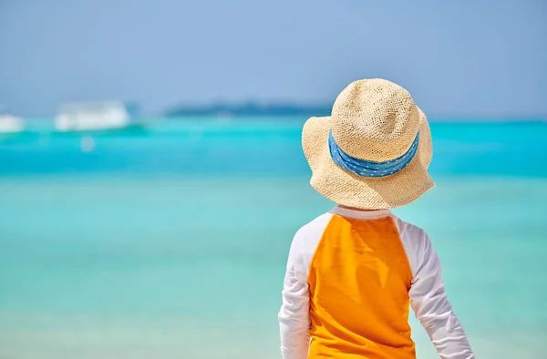 Tre år gamla barn pojke på stranden — Stockfoto