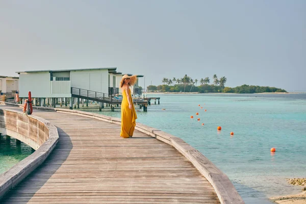 Donna in abito camminare sulla spiaggia tropicale lungomare — Foto Stock