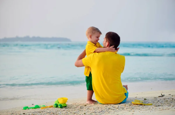 Niño en la playa con padre — Foto de Stock