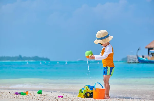 Enfant de trois ans jouant sur la plage — Photo