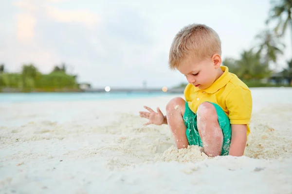 Трёхлетний мальчик на пляже — стоковое фото
