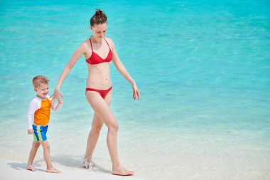 Yürümeye başlayan çocuk annesi ile sahilde