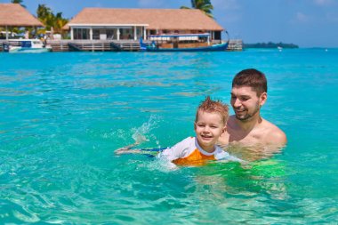 Yürümeye başlayan çocuk babası ile yüzmeyi öğrenir