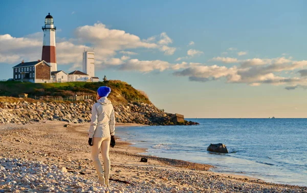 Kvinna turist på stranden nära Montauk Lighthouse — Stockfoto