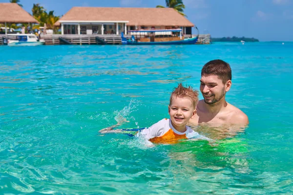 Yürümeye başlayan çocuk babası ile yüzmeyi öğrenir — Stok fotoğraf