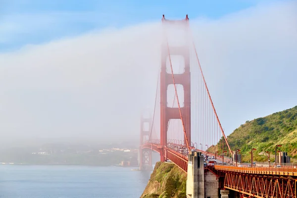 Golden Gate Bridge pohled v mlhavé ráno — Stock fotografie