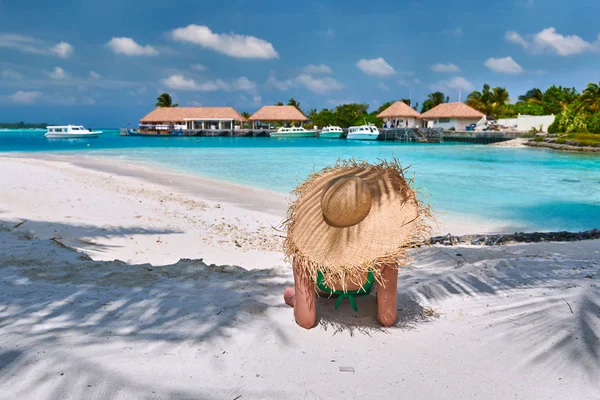 Donna seduta sulla spiaggia sotto la palma — Foto Stock