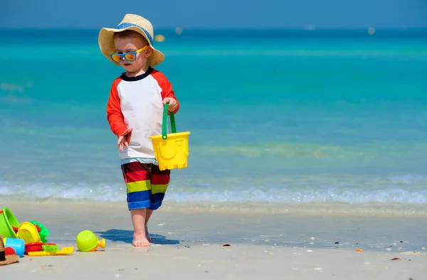 Dois anos de idade criança brincando na praia — Fotografia de Stock