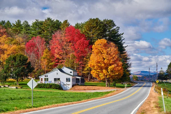 Autobahn an sonnigem Herbsttag — Stockfoto