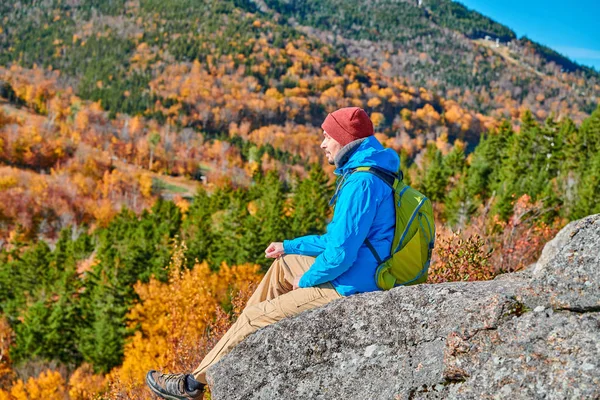 Backpacker man bij Artist 's Bluff in de herfst — Stockfoto