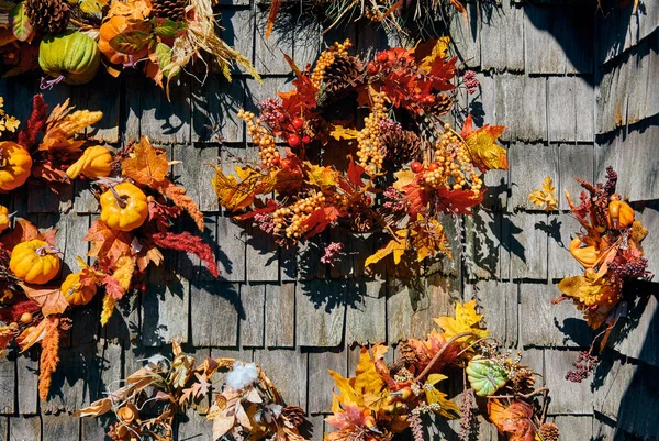 木制墙壁上的秋季花环装饰 — 图库照片