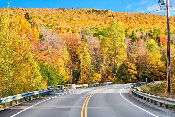 Autoroute au jour d'automne, Maine, USA . — Photo