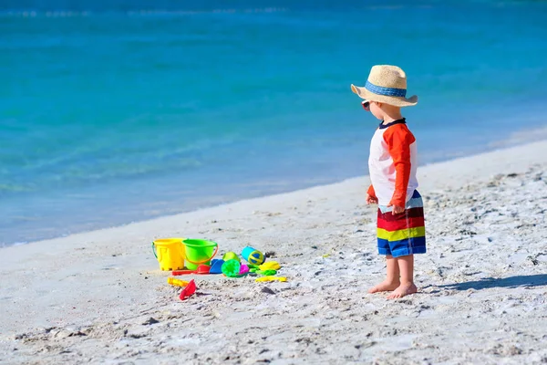 Bambino di due anni che gioca sulla spiaggia — Foto Stock
