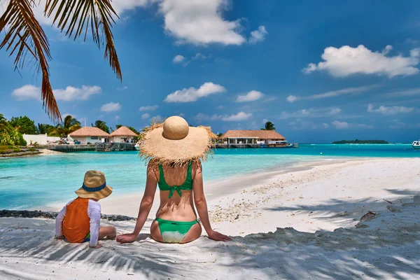 Peuter jongen op strand met moeder — Stockfoto