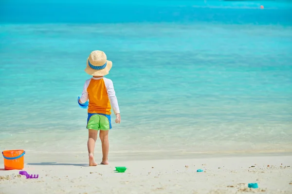 Tre år gammal småbarn leker på stranden — Stockfoto