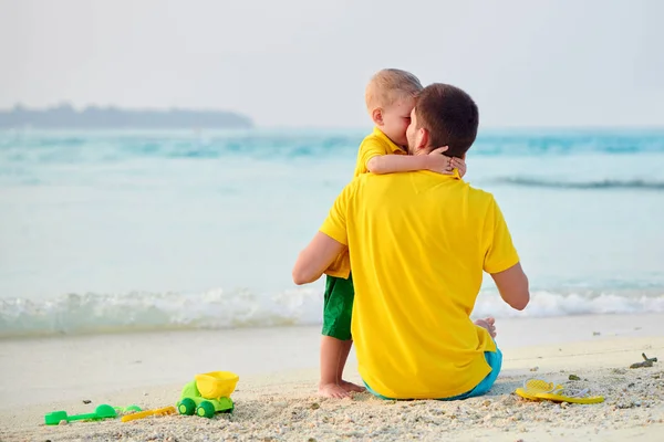 Menino na praia com o pai — Fotografia de Stock