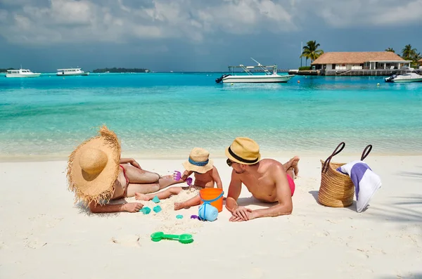 Familie mit dreijährigem Jungen am Strand — Stockfoto