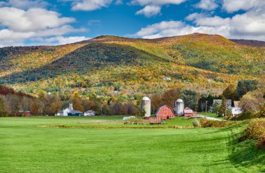 Vermont 'ta kırmızı ahır ve siloları olan bir çiftlik.
