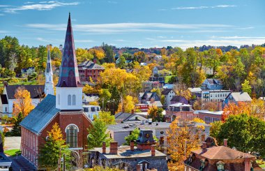 Montpelier kasabası sonbaharda ufuk çizgisi, Vermont, ABD 
