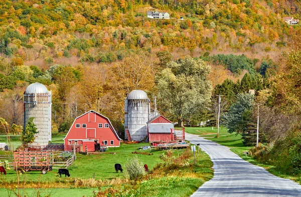 Vermont 'ta kırmızı ahır ve siloları olan bir çiftlik. — Stok fotoğraf