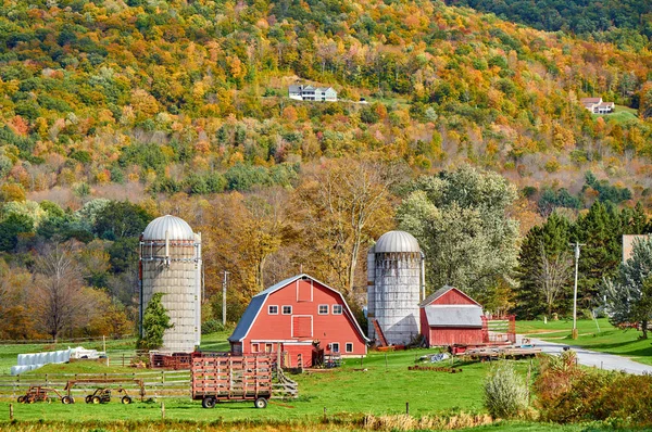 Vermont 'ta kırmızı ahır ve siloları olan bir çiftlik. — Stok fotoğraf