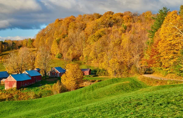 Hof Jenne mit Scheune an sonnigem Herbstmorgen — Stockfoto