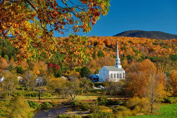 Icónica iglesia de Nueva Inglaterra en la ciudad de Stowe en otoño — Foto de Stock