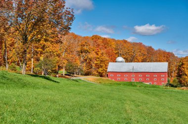 Sonbahar gününde otoyolun yakınındaki çiftlik, Vermont, ABD.