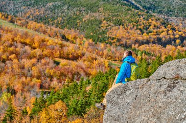 Sonbaharda Sanatçının Kayalıklarında sırt çantalı adam